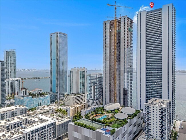 Building Photo - 700 NE 24th St