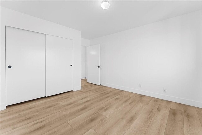 Building Photo - 631 E Elk Ave