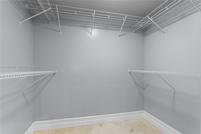 Building Photo - 2665 Parkview Dr S