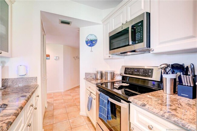 Building Photo - 233 NE Edgewater Dr