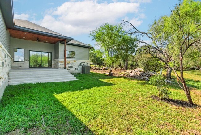 Building Photo - 418 Bedford Dr