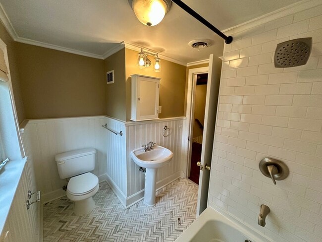 Building Photo - Charming 5 Bedroom Home Close to Everything!