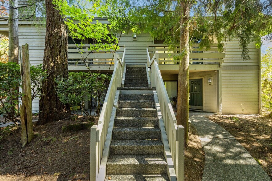 Building Photo - 1276 Bellevue Way NE