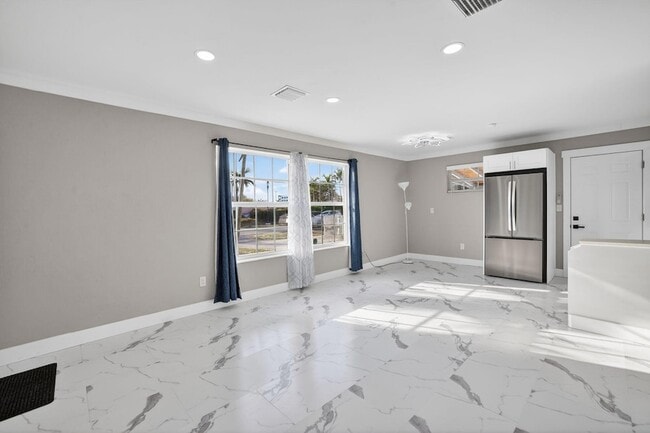 Building Photo - 108 SW 24th Ave