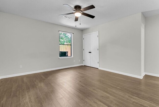 Building Photo - 216 Parlor Dr