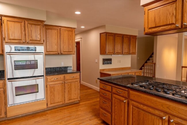 Building Photo - 3Bd/3Ba Bellevue House