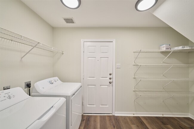 Building Photo - 3501 Buckingham Ln
