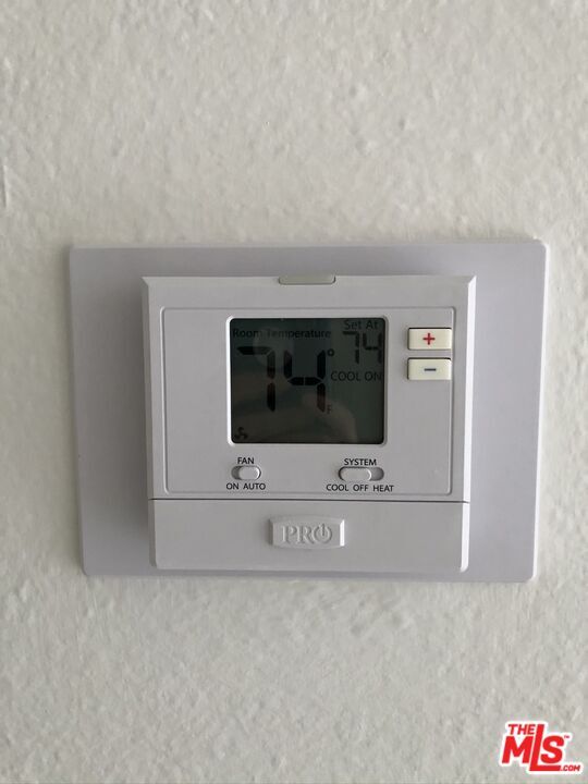 Building Photo - 906 N Doheny Dr