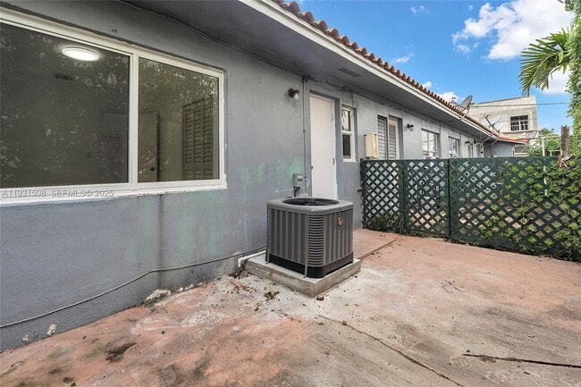 Building Photo - 634 SW 10th St