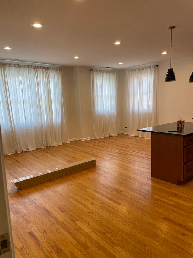 Building Photo - 4165 S Ellis Ave