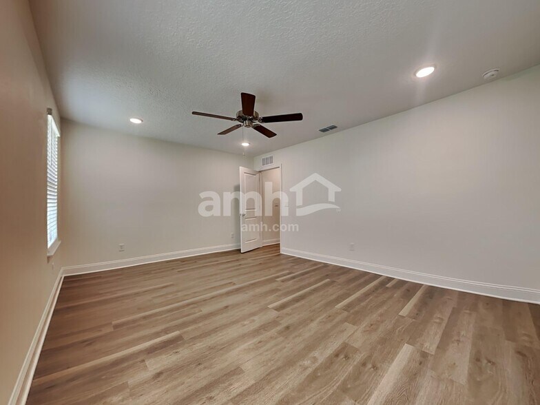 Building Photo - 11632 Hillside Dr