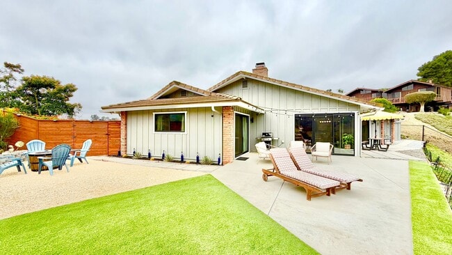 Building Photo - Beautifully Furnished & Appointed, Shorter...