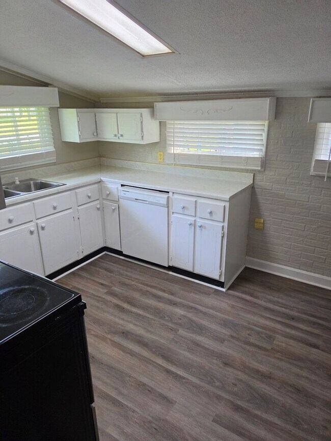 Building Photo - 3 bedroom 1.5 bath with 2-car garage