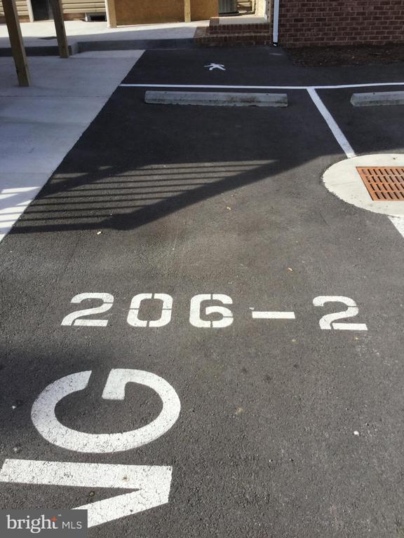 Building Photo - 206 W King St