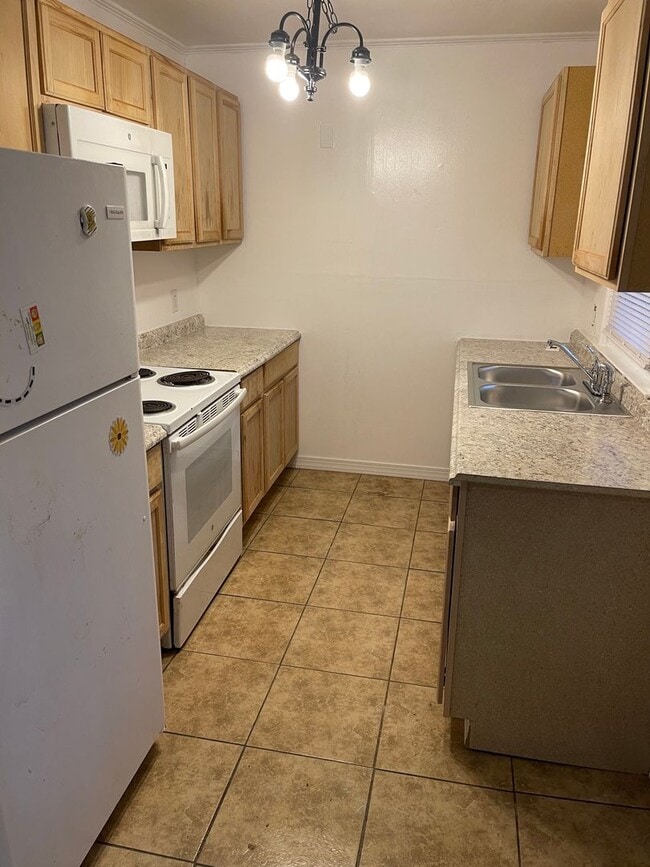 Building Photo - 3bed house in the county! Central all electric hvac, laundry, yard and hardwoods.