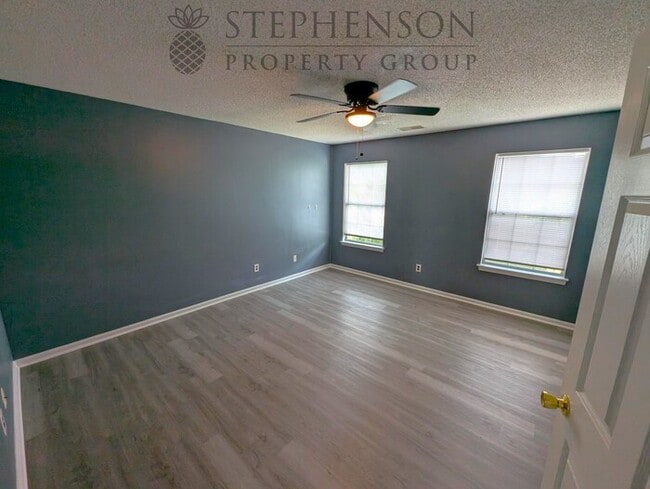 Building Photo - 3 bed 2 bath LVP Floors