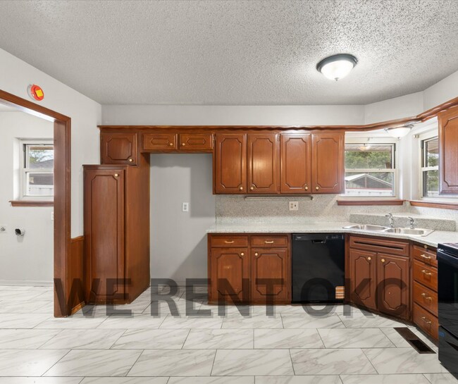 Building Photo - 3016 Shadybrook Dr