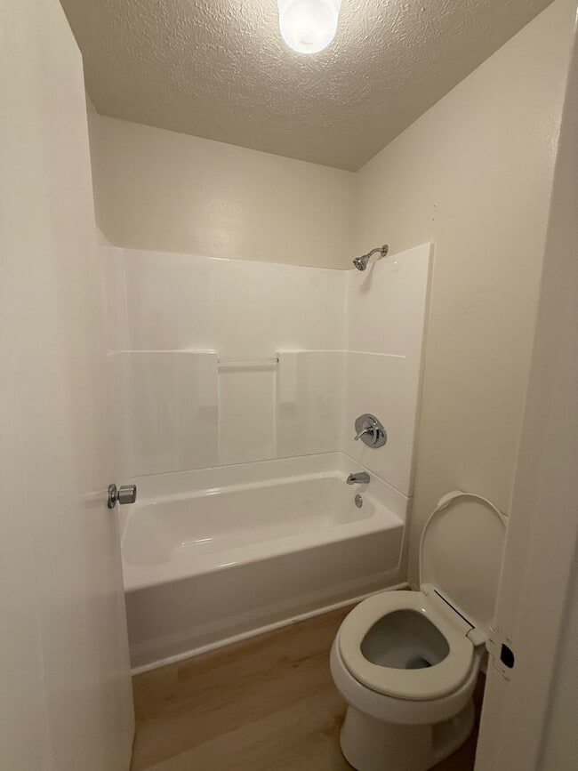 Building Photo - Hillside Terrace 2 bedroom 1.5 bath with t...