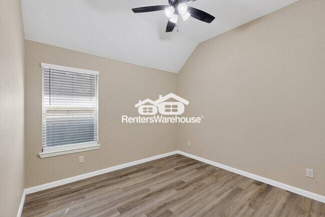 Building Photo - Great Location and Fully Refreshed Move In...