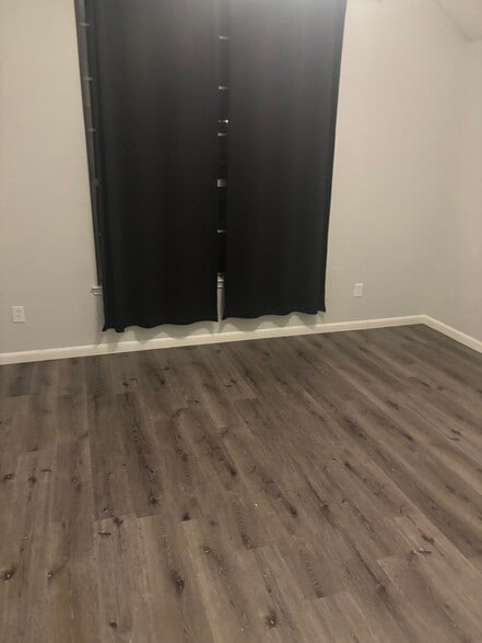 Building Photo - 213 Larkspur Dr