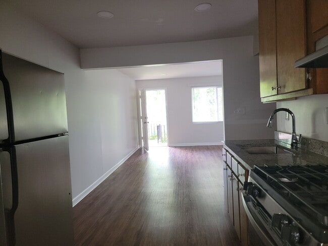 Building Photo - Renovated - Minutes ATL, East Point, Colle...