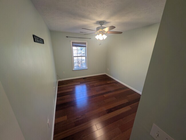 Building Photo - 717 Windsor Dr SE