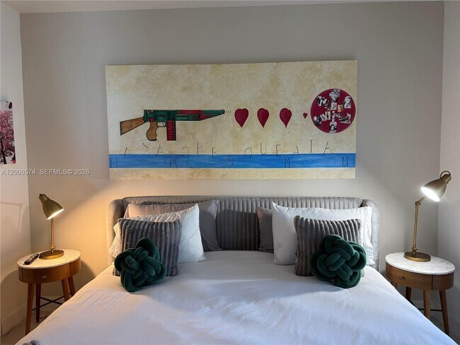 Building Photo - 1300 Brickell Bay Dr