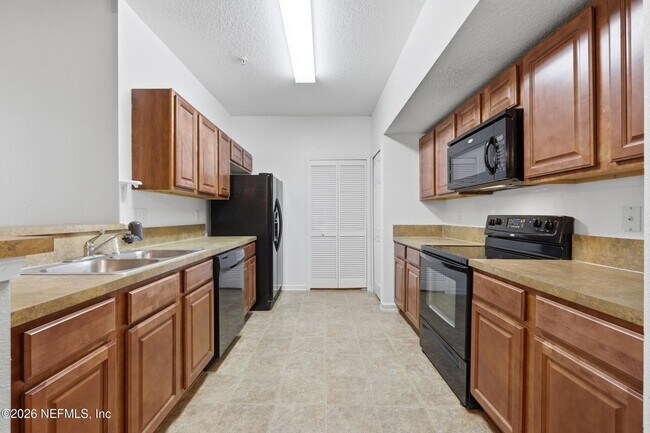 Building Photo - Ground Floor 2 bedroom 2 bathroom Condo in Gated Community with Amenities