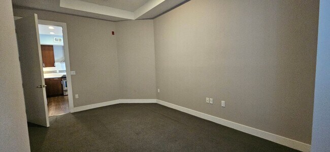 Building Photo - Congress Park High Rise Living! Huge Main Floor 2 Bed 2 Bath