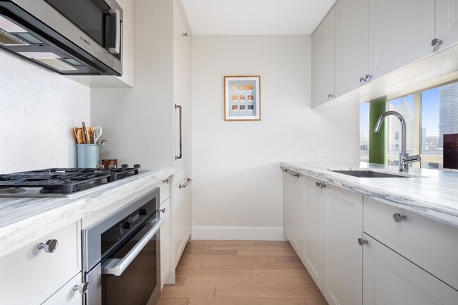 Building Photo - 389 E 89th St