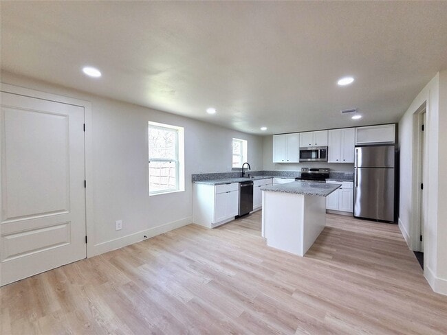 Building Photo - 4607 Englewood St