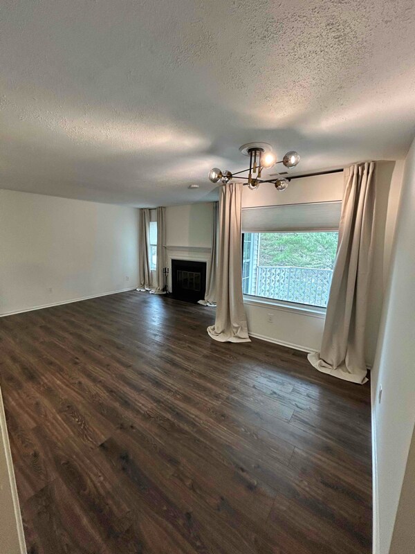 Building Photo - 608 Diamond Dr