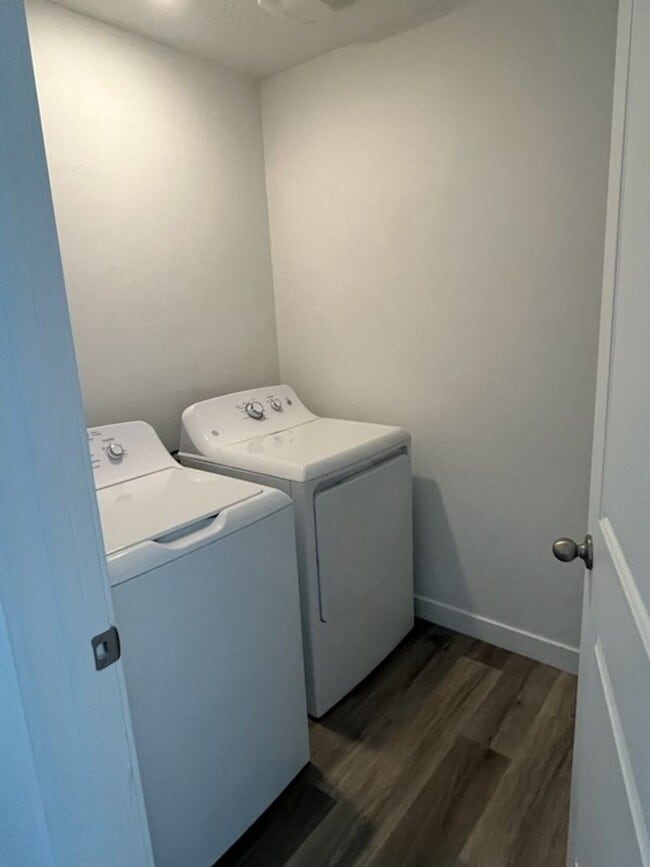 Building Photo - Charming Townhome