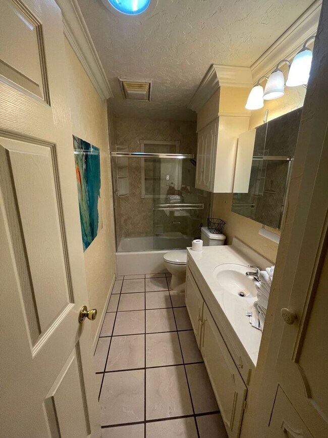 Building Photo - Gorgeous 3 Bedroom Home with Sunroom and Bonus Room!