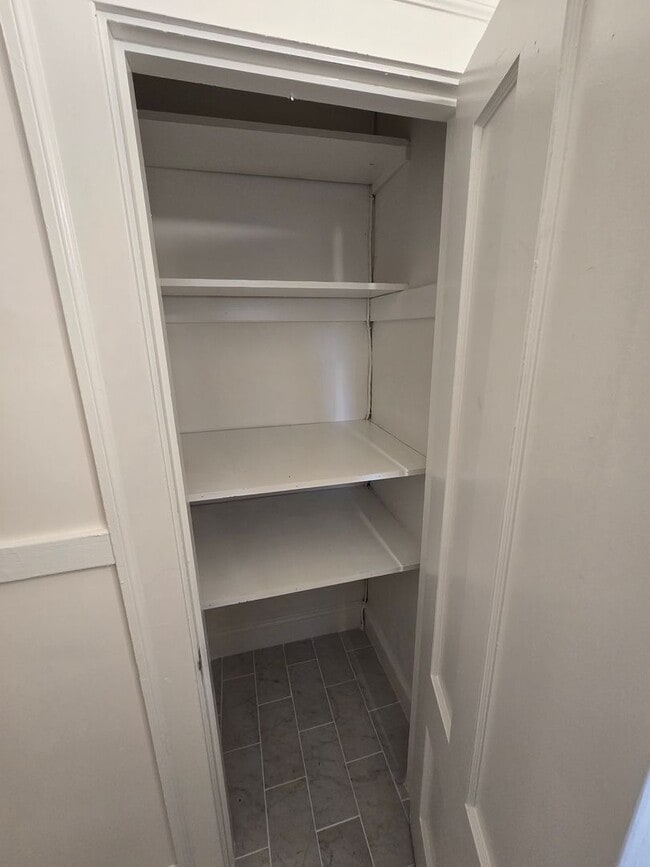 Building Photo - Live in this NEWLY updated 1 bed / 1 bath ...