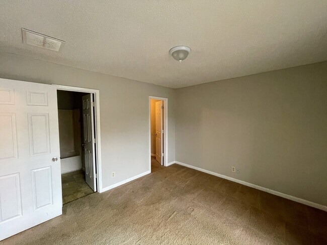 Building Photo - 5001-5007 7 Pine Cir