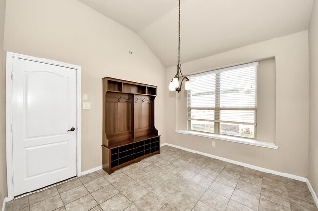 Building Photo - 7610 Willow School Dr