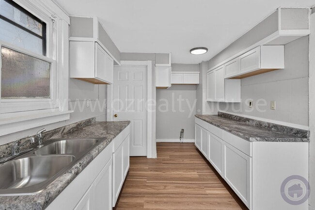 Building Photo - 1023 Shadowlawn Dr