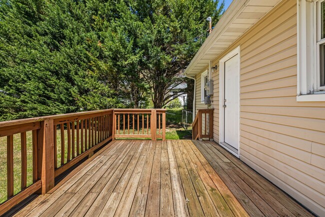 Building Photo - 3-Bedroom West Asheville Ranch with Bonus ...