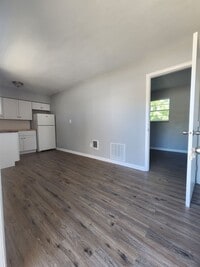 Building Photo - ** HALF OFF 1ST MONTH'S RENT WITH 13 MONTH LEASE **