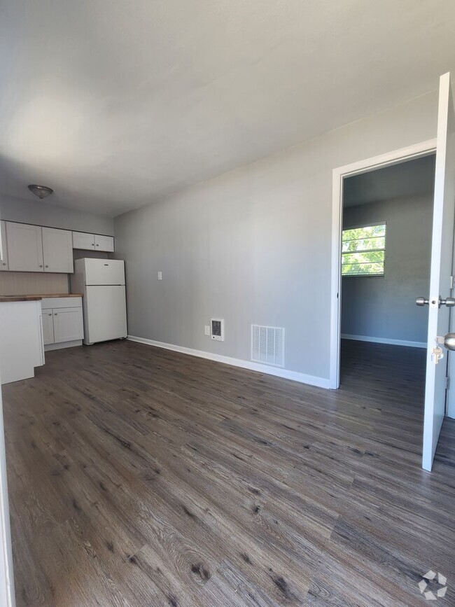 Building Photo - ** UNDER NEW MANAGEMENT **  1 Bedroom / 1 ...