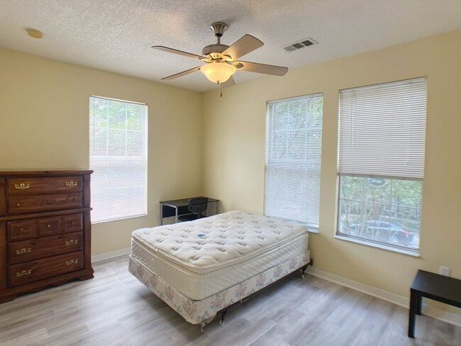 Building Photo - Campus View - Furnished 3 Bedroom, 3 Bathroom Apartment