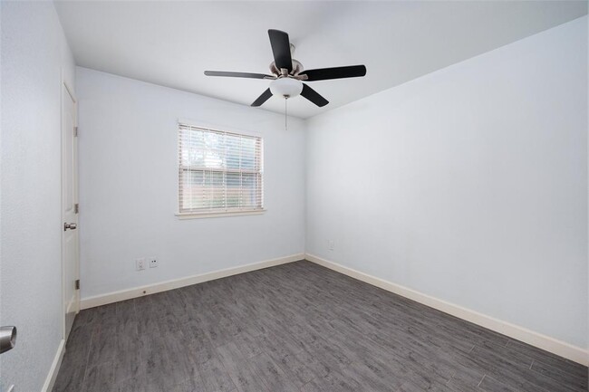 Building Photo - 802 Prince Valiant Dr