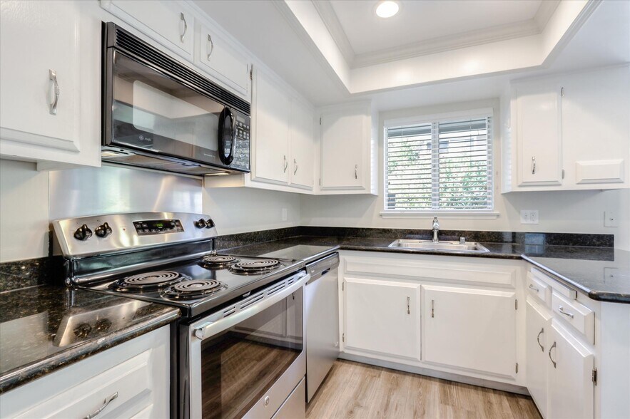 Building Photo - 66 Miramonte Dr