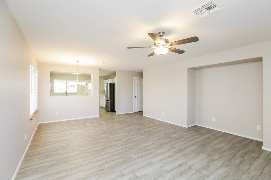 Building Photo - 9243 E Carmel Ave