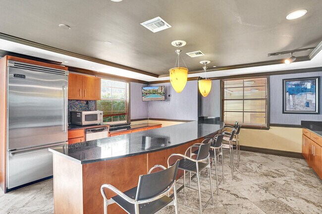 Building Photo - 520 SE 5 Ave