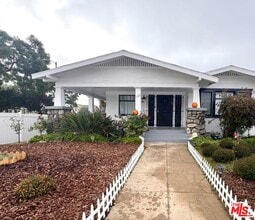 Building Photo - 1100 W 48th St