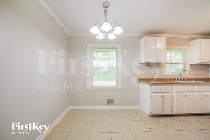 Building Photo - 1098 Holly Cir