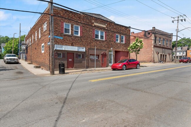 Building Photo - 915 Chartiers Ave