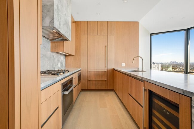 Building Photo - 211 Elm Ct